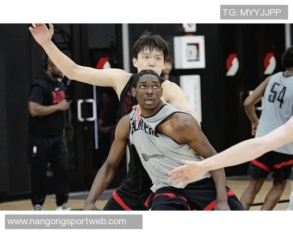 杨瀚森与克林根联手打造内线防线共同提升球队竞争力 杨瀚森与克林根联手打造内线防线共同提升球队竞争力