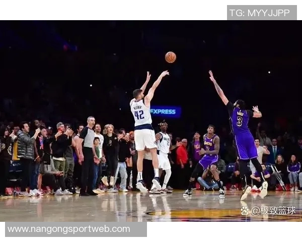 浓眉下半场发力狂砍15分14板3帽关键时刻助湖人逆转取胜